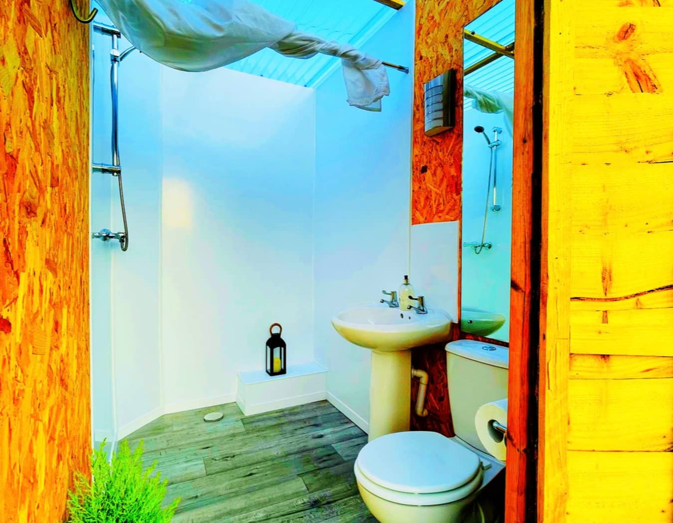 CAYO RETREAT WATERS EDGE GLAMPING & HOLIDAY SITE